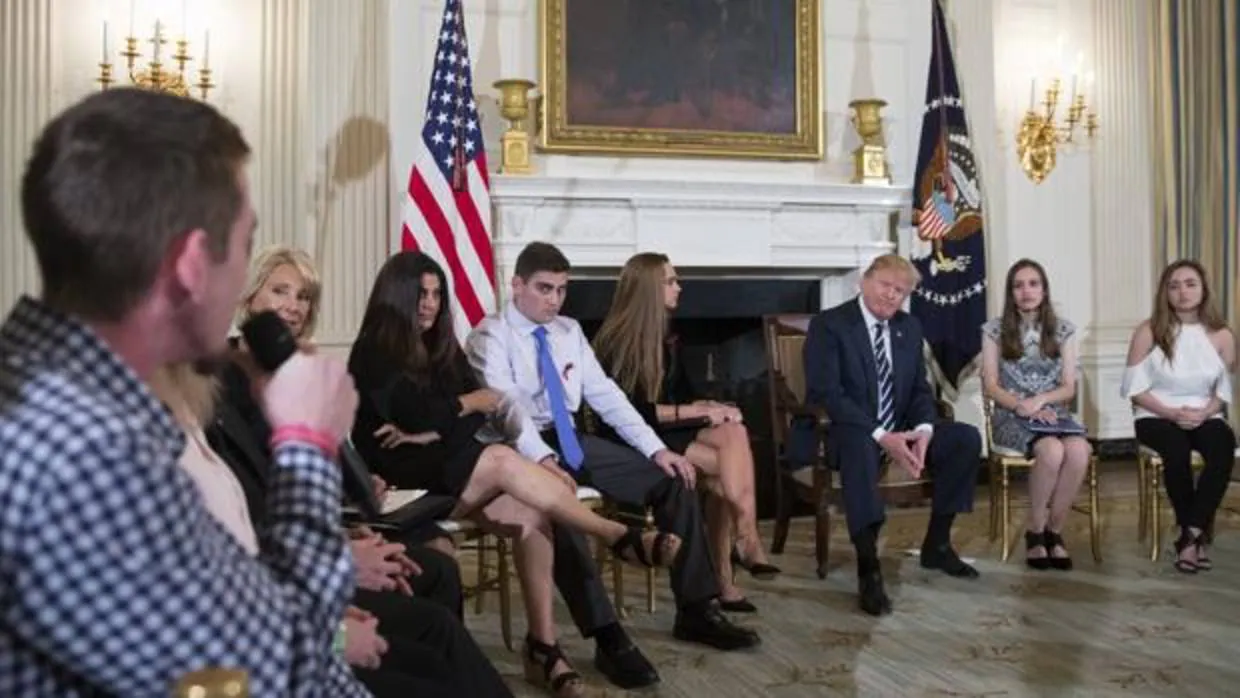 Donald Trump se reúne con estudiantes y profesores de secundaria en la Casa Blanca
