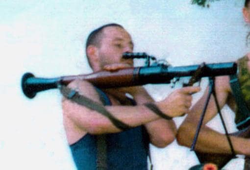 Foto de archivo de David Hicks con un bazooka en un campo de entrenamiento