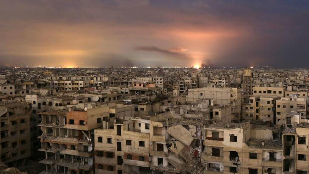 Humo de los bombardeos del régimen de Al Assad en Guta, a las afueras de Damasco