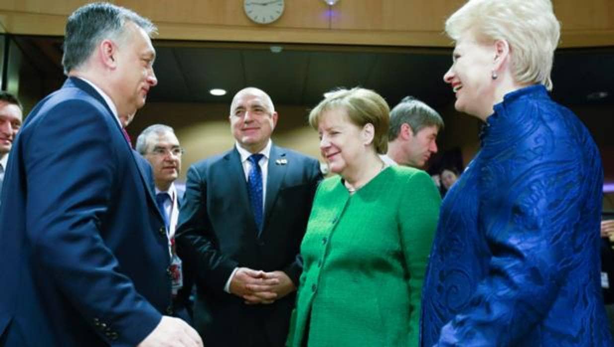 Merkel habla con Orban, ayer en la cumbre de Bruselas