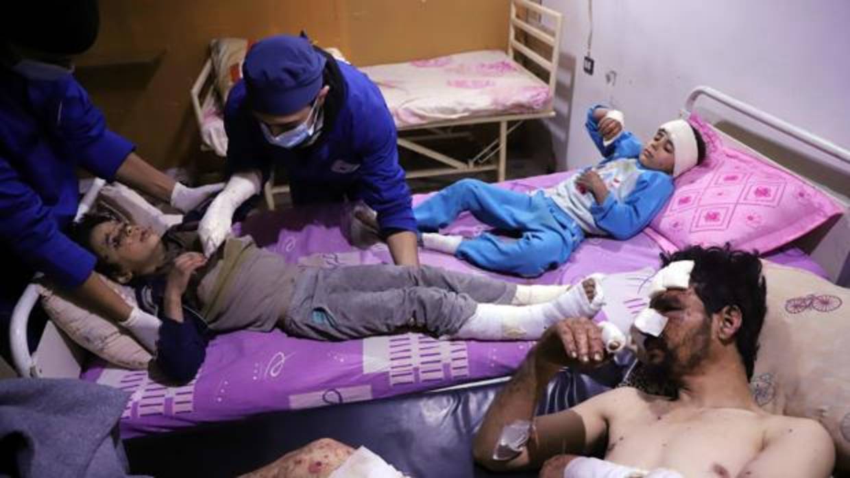 Los médicos atienden a u niño de diez años, herido durante un bombardeo en Guta, en el que murieron varios miembros de su familia