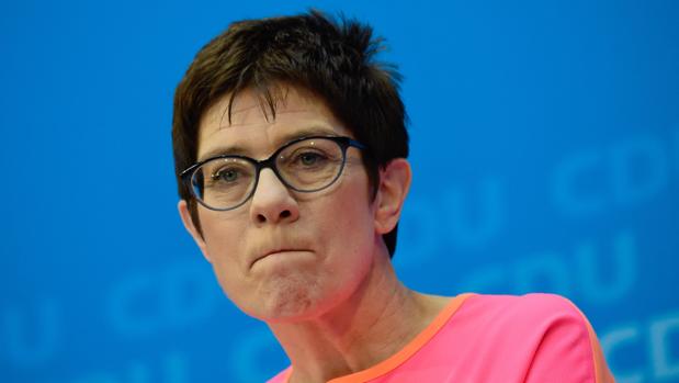 Kramp-Karrenbauer, líder de la CDU y eventual «heredera» de la canciller Merkel