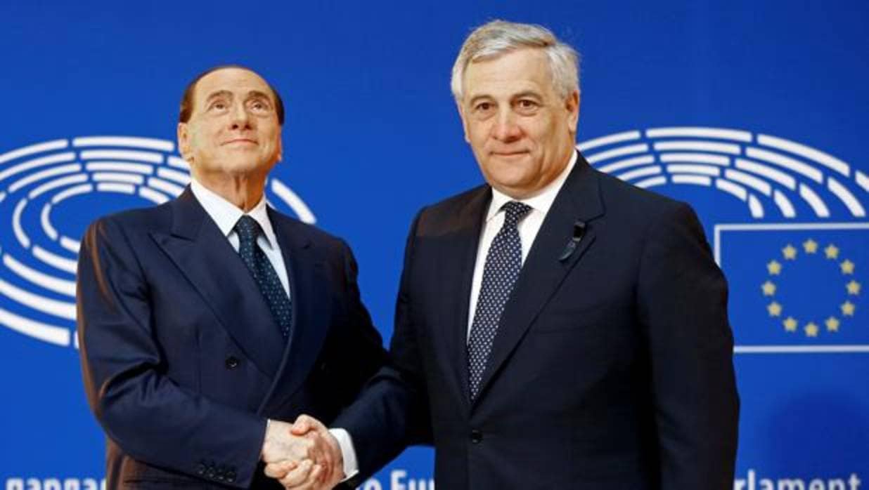 Silvio Berlusconi con Antonio Tajani en Bruselas