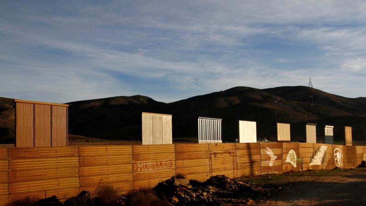 Prototipos del muro vistos desde la ciudad mexicana de Tijuana