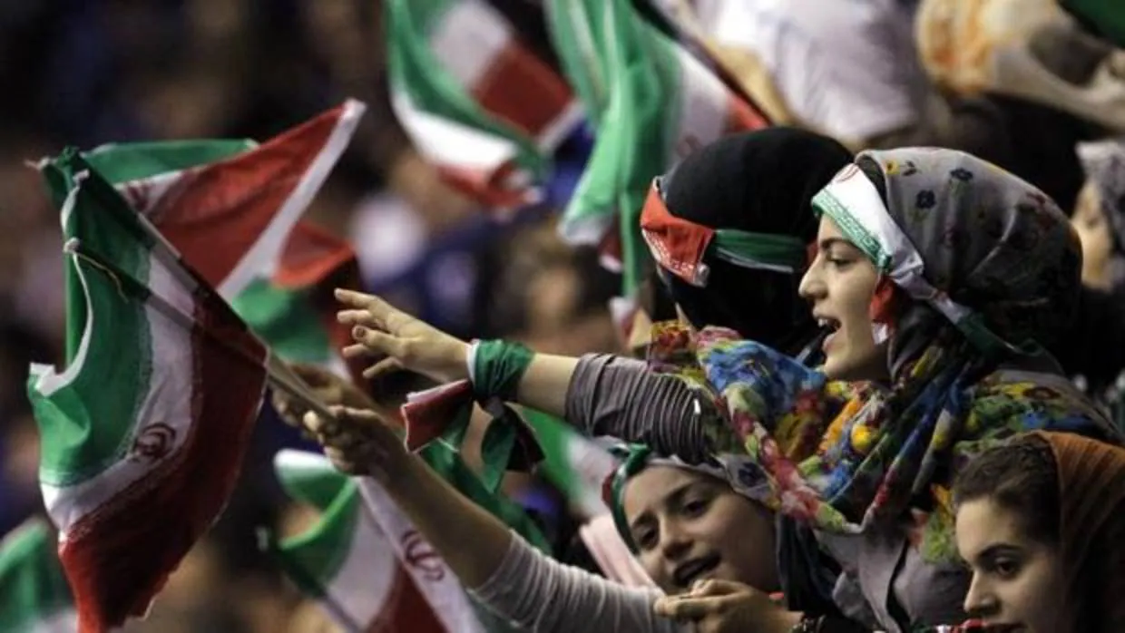 Irán detiene a 35 mujeres que intentaban asistir a un partido de fútbol