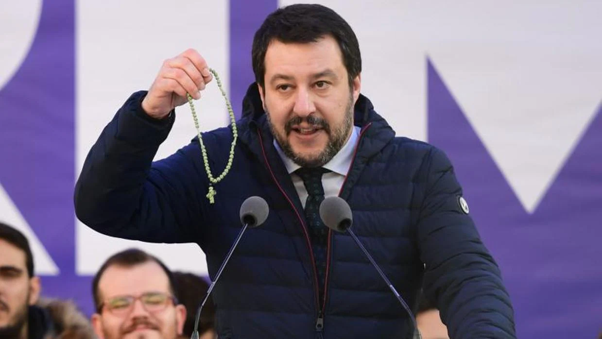 Matteo Salvini, líder de la Liga Norte, con un rosario durante un mitin en la plaza del Duomo de Milán, el pasado fin de semana