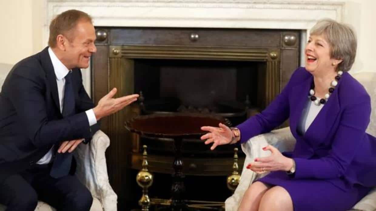 La primera ministra británica, Theresa May, recibe a Donald Tusk en Downing Street