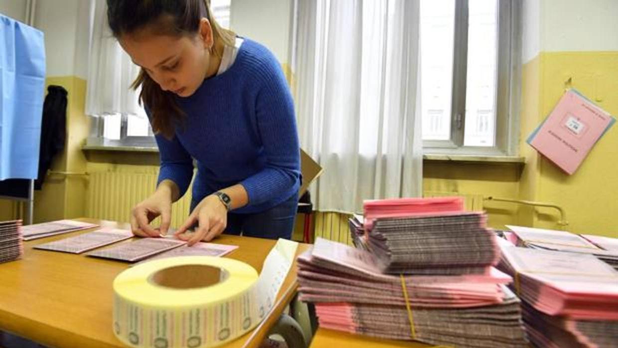 Últimos preparativos en un colegio de Milán antes de la votación de este domingo en Italia