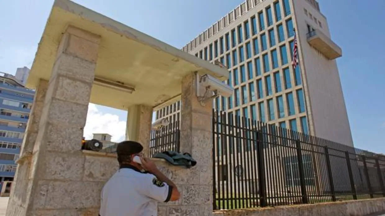 Un guardia de seguridad usa un teléfono móvil ante la Embajada de Estados Unidos en Cuba
