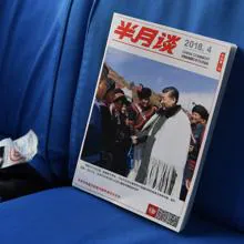 Un libro con una foto en portada de Xi Jinping, en el autobús utilizado por los delegados de la Asamblea Nacional