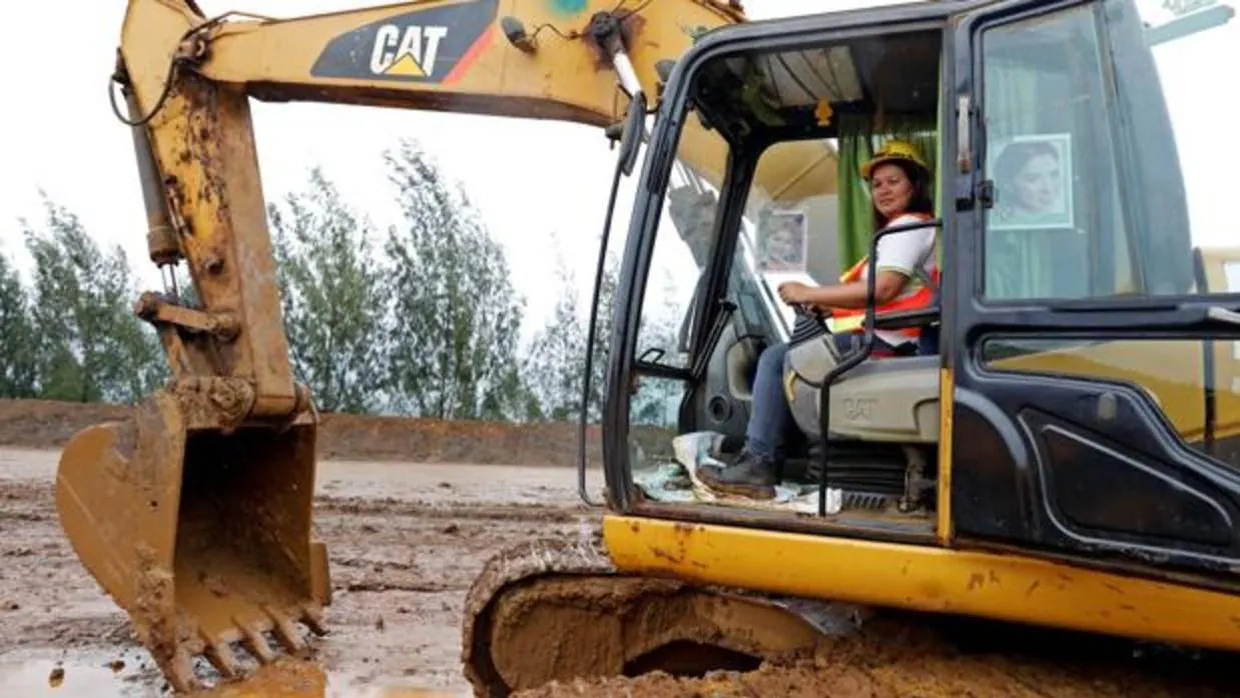 Filipina Grace Ocol, de 40 años, al mando de una excavadora en Tubay, al sur de Filipinas