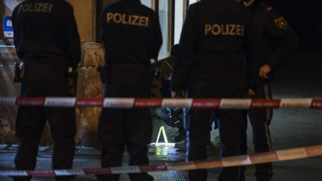 Policías revisan el área este miércoles 7 de marzo de 2018 en el Praterstrasse, en Viena (Austria)