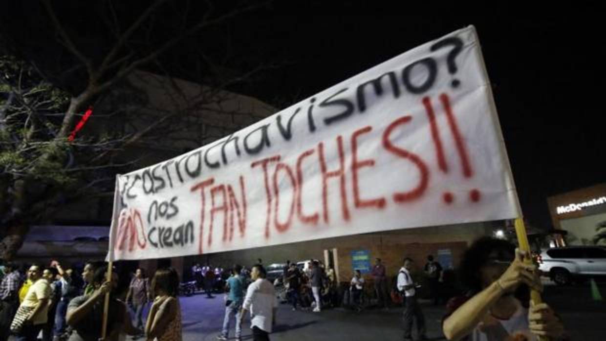 Seguidores del candidato a la presidencia Gustavo Petro, con una pancarta sobre el «castrochavismo», el pasado 2 de marzo en Cúcuta (Colombia)