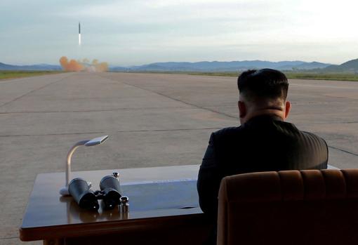 Kim Jong-un observa el lanzamiento de un misil en una imagen difundida en 2017