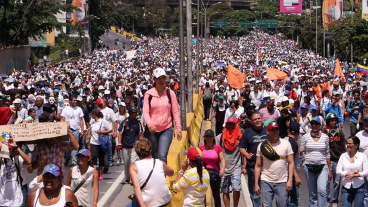 Manifestantes opositores participan en una protesta en las calles de Caracas