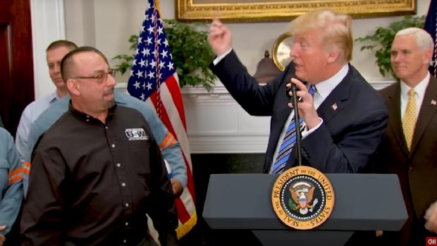 El patinazo antológico de Trump con un trabajador del metal