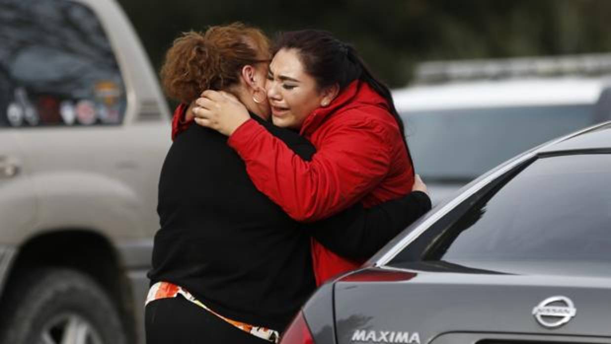 Una mujer se abraza a otra tras salir de la toma de rehenes en la residencia