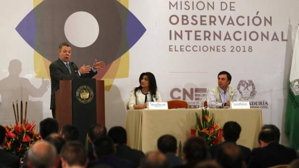 El presidente Santos habla a la misión internacional de observadores de los comicios
