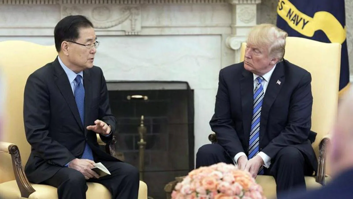 Donald Trump con el consejero de seguridad nacional de Corea del Sur, Chung Eui-yong, este jueves en la Casa Blanca