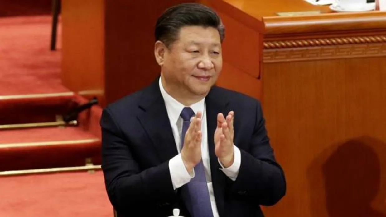 Xi Jinping aplaude tras la resolución del pleno de la Asamblea Nacional Popular de China
