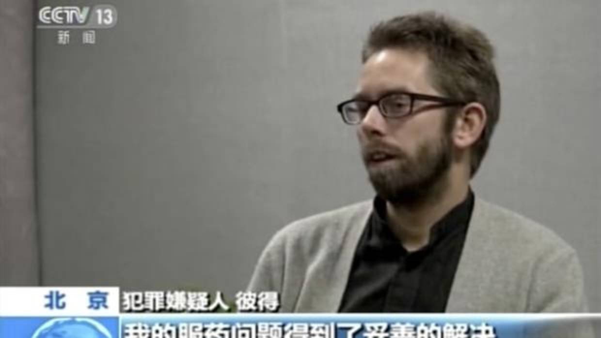 El activista sueco Peter Dahlin, durante su confesión forzada a la televisión china