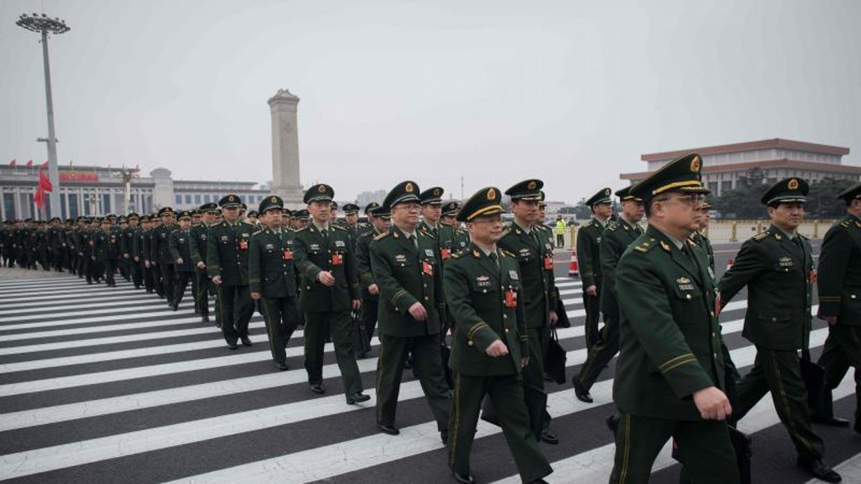 Militares chinos se dirigen hacia el Gran Palacio del Pueblo, el pasado domingo en Pekín