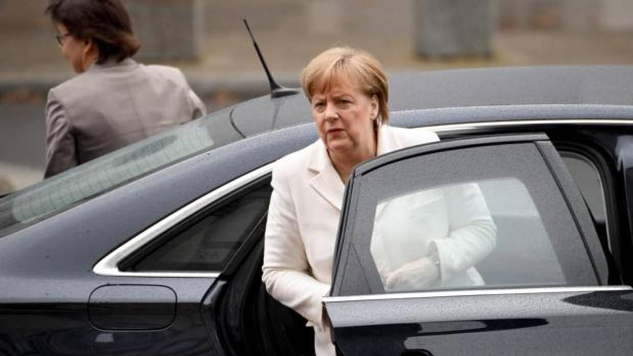 La canciller alemana, Angela Merkel, llega al Bundestag para asistir a su pleno de investidura en Berlín