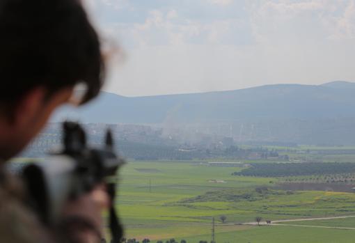 Soldados de la facción rebelde siria apoyada por Turquía apunta un objetivo durante una ofensiva en la localidad Der Mismis al sureste de Afrin (Siria) este miércoles