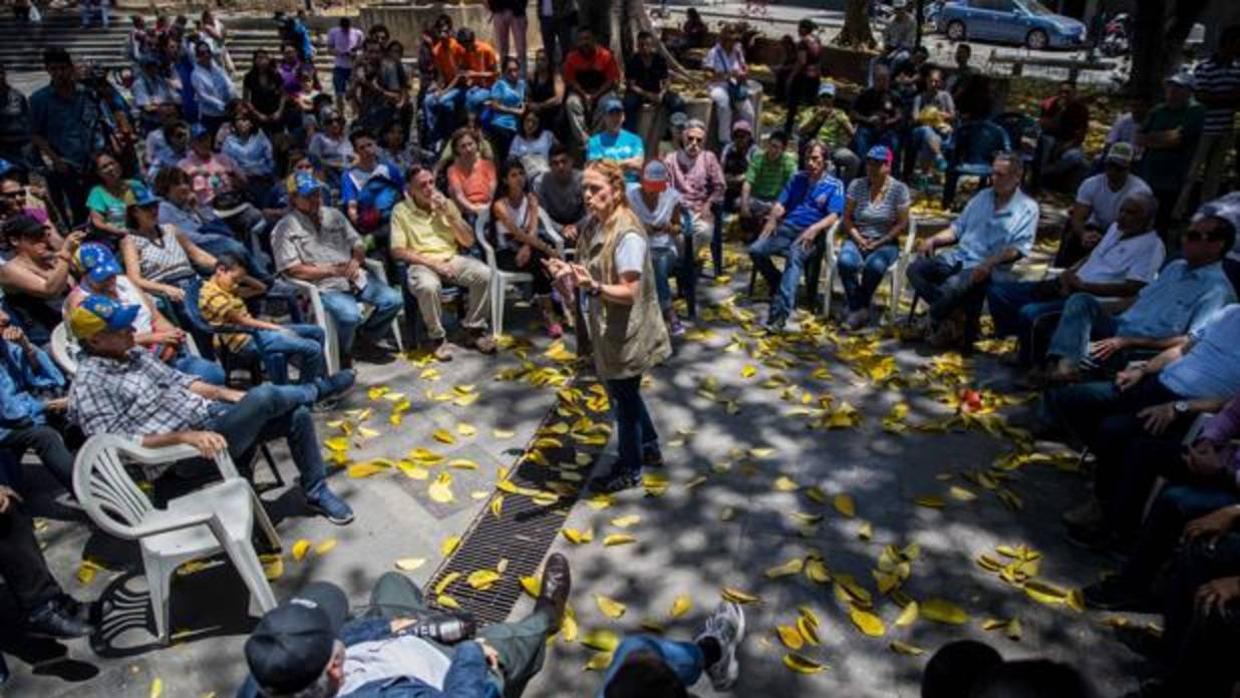 Lilian Tintori, esposa de Leopoldo López, participa en una de las asambleas en contra de las presidenciales