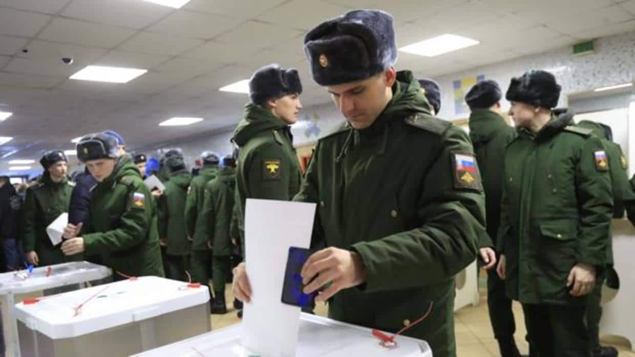 Un militar participa este domingo en Moscú en las elecciones presidenciales en Rusia