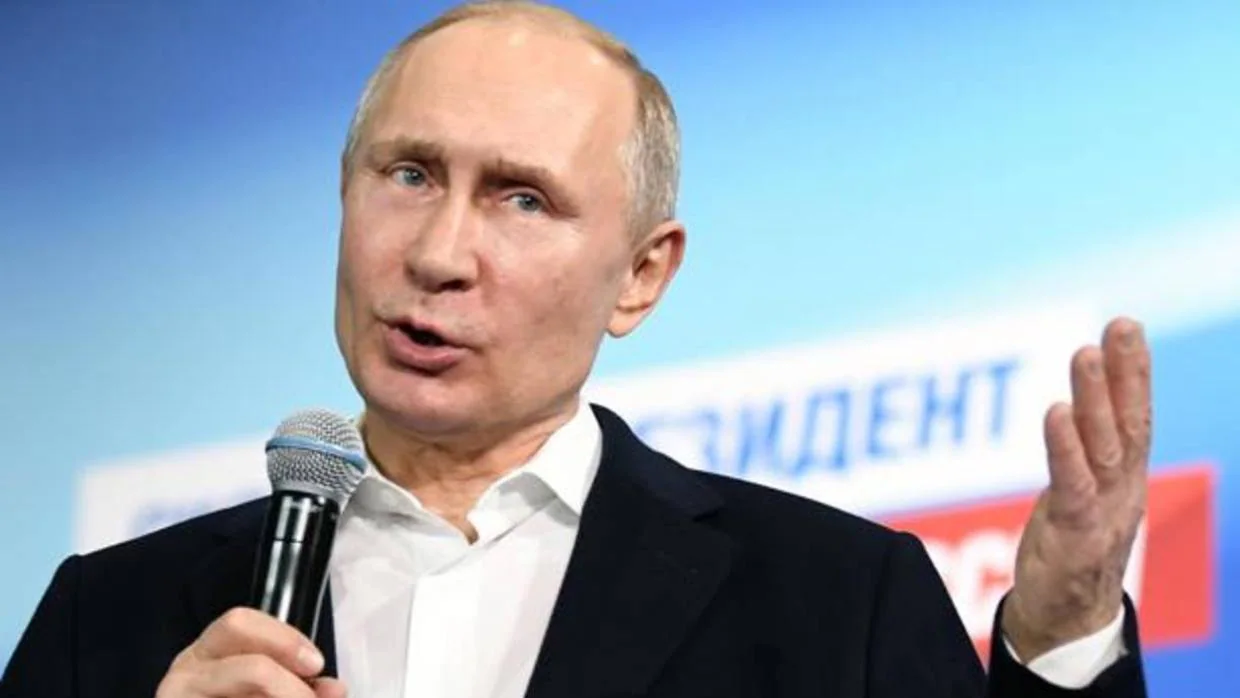 Putin se dirige a su equipo en el cuartel general de su campaña electoral en Moscú