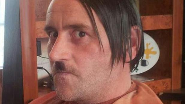 El líder ultra que imitaba a Hitler, deportado del Reino Unido