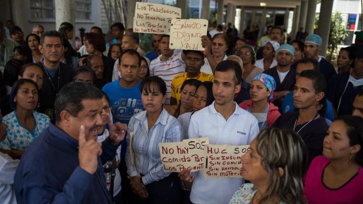 Trabajadores del Hospital Universitario de Caracas, durante una protesta por mejoras salariales y material médico, este lunes en Caracas
