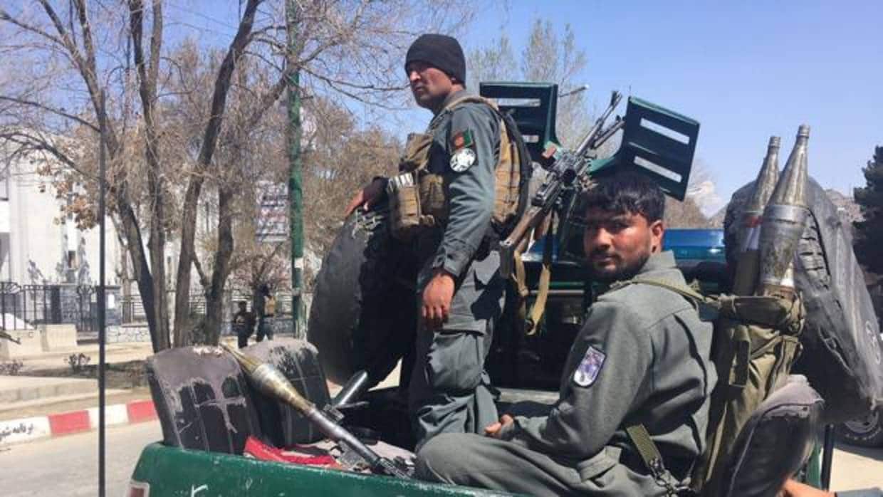 Las fuerzas de seguridad afganas se acercan al lugar delatentado suicida en Kabul