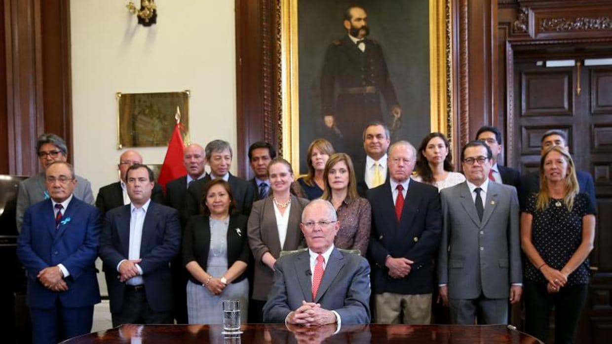 Pedro Pablo Kuczynski, rodeado de su Ejecutivo, se dirige a la nación desde el Palacio de Gobierno, este miércoles en Lima