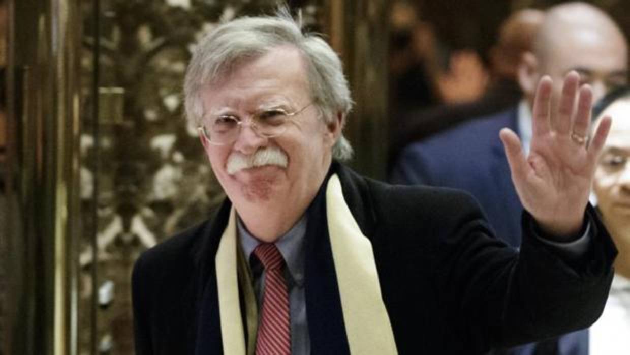 Saludo de John Bolton tras reunirse con Donald Trump, en diciembre de 2016 en Nueva York