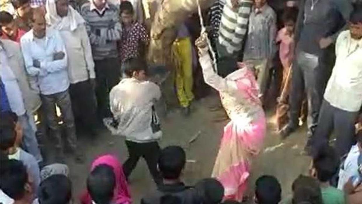 Un hombre ata a su mujer a un árbol en la India, le da 100 latigazos y la muchedumbre intenta violarla