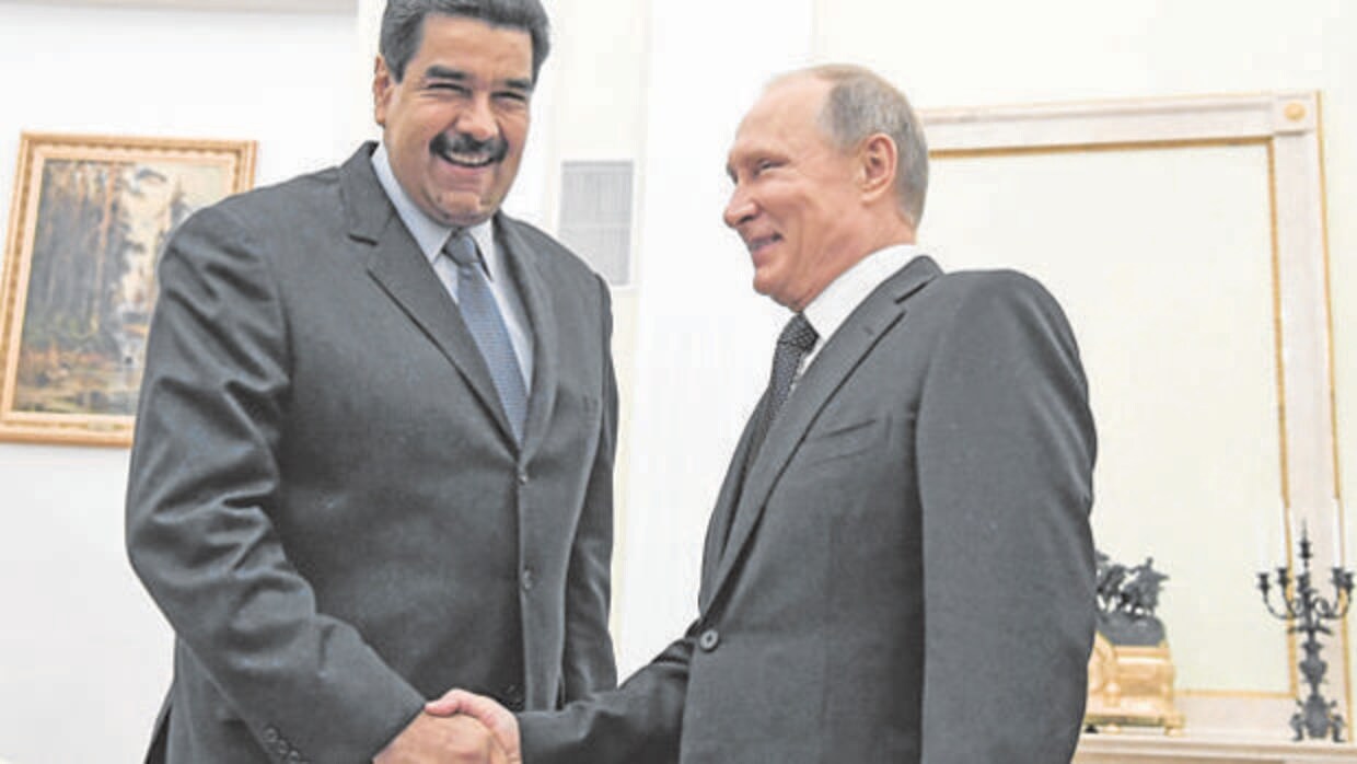 Maduro saluda a Putin durante una visita al Kremlin el año pasado