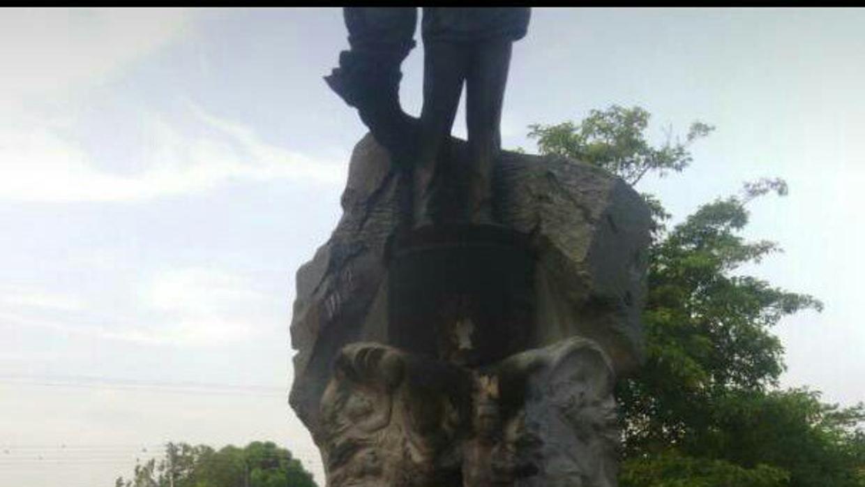 Estatua de Hugo Chávez quemada en Sabaneta (estado Barinas)