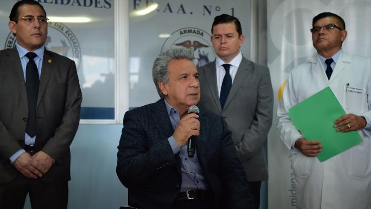 Lenín Moreno en el hospital de las FF.AA.. de Quito, tras visitar a tres soldados heridos en un atentado cerca de la frontera con Colombia, que las autoridades atribuyen a guerrilleros de las FARC disidentes