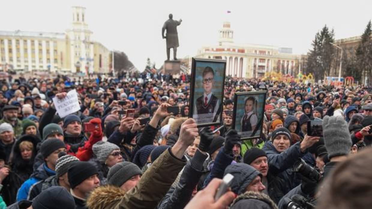 Cientos de personas se manifestaron hoy en la plaza de los Sóviets, en Kémerovo, en recuerdo de las víctimas del incendio en un centro comercial