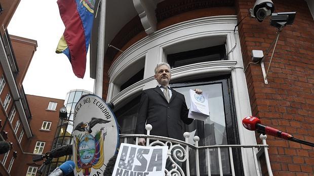 Ecuador corta internet a Assange tras tuitear sobre la detención de Puigdemont