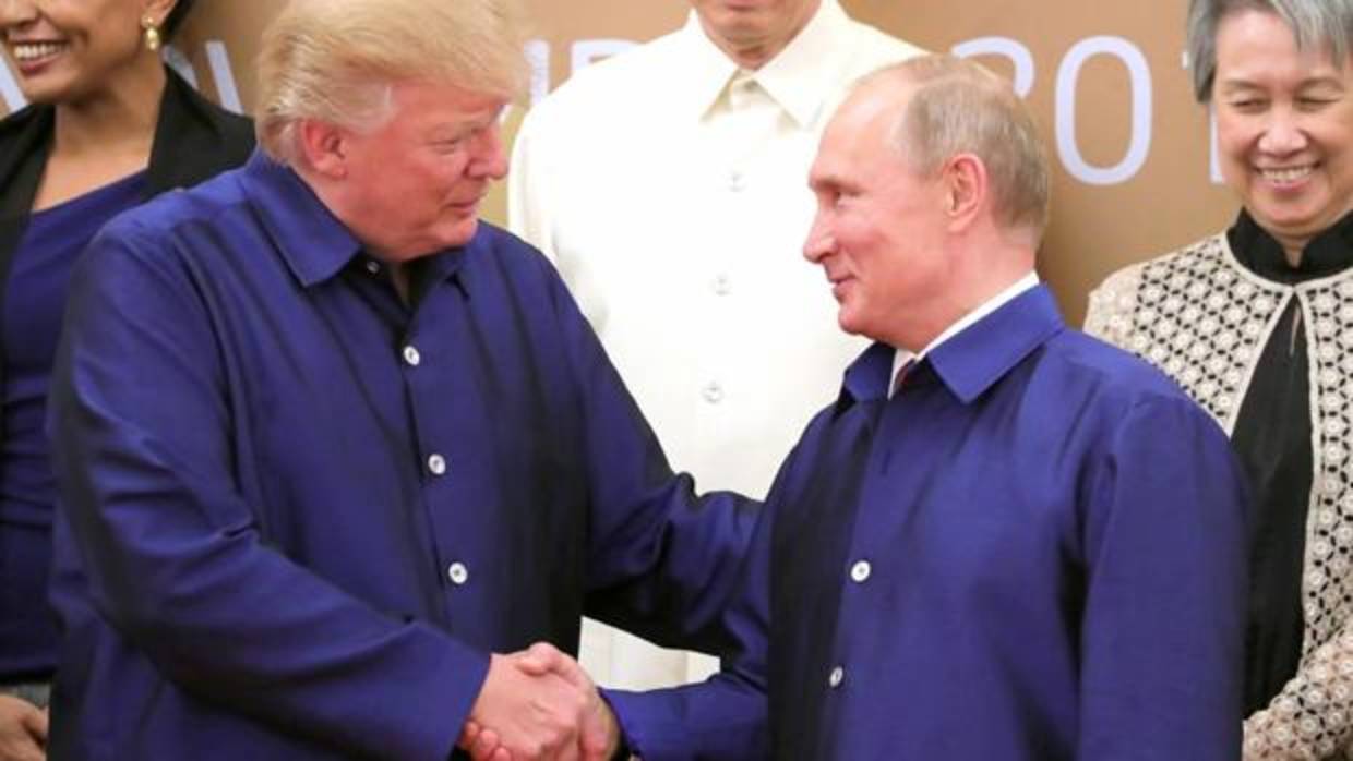 Trump y el presidente Putin, en una cumbre celebrada en Vietnam el pasado mes de noviembre