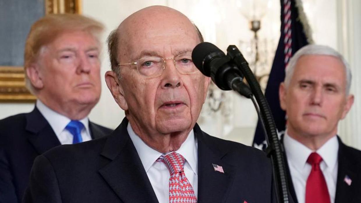 El secretario de Comercio, Wilbur Ross, acompañado de Donald Trump y Mike Pence, la semana pasada en la Casa Blanca