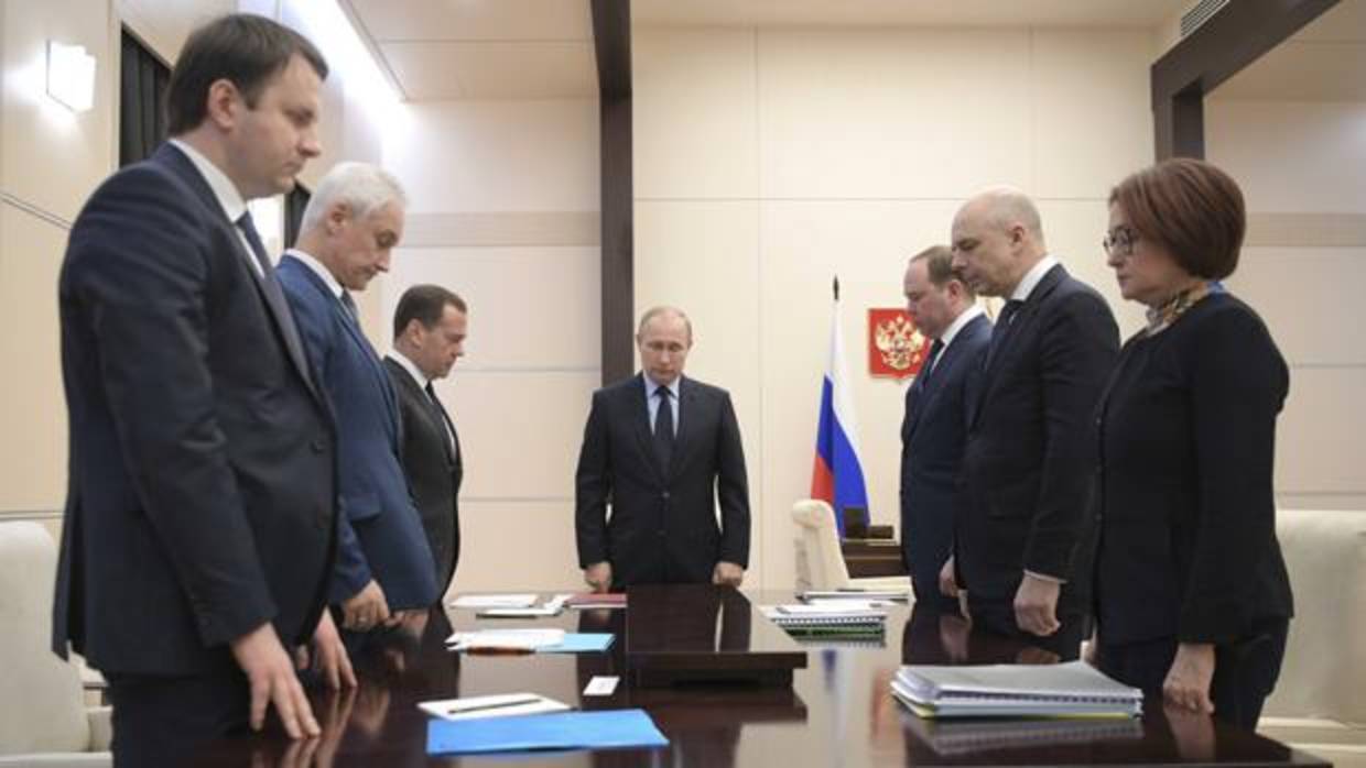 El presidente Vladimir Putin guarda ayer un minuto de silencio por las víctimas de Kemerovo, antes de una reunión de trabajo en Moscú