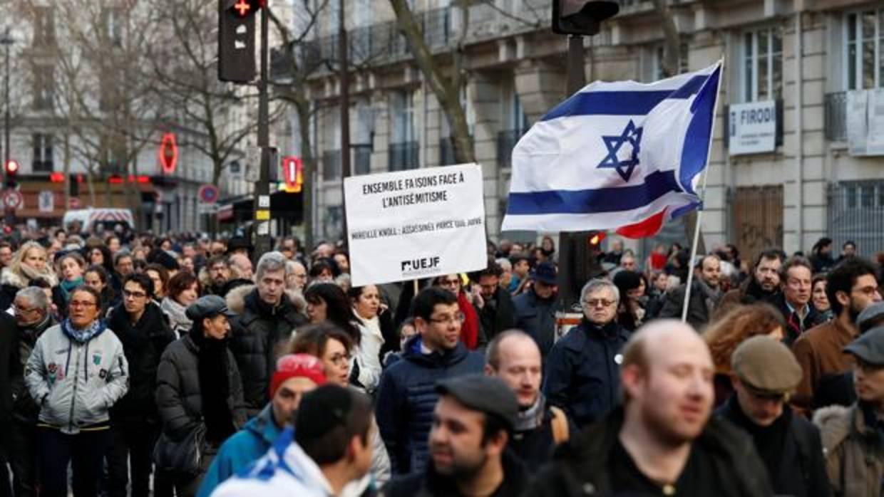 Manifestación en memoria de Mireille Knoll, superviviente del Holocausto asesinada en París