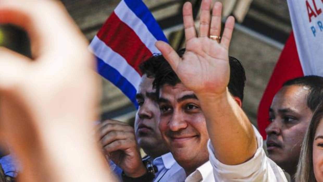 Carlos Alvarado saluda durante la jornada electoral