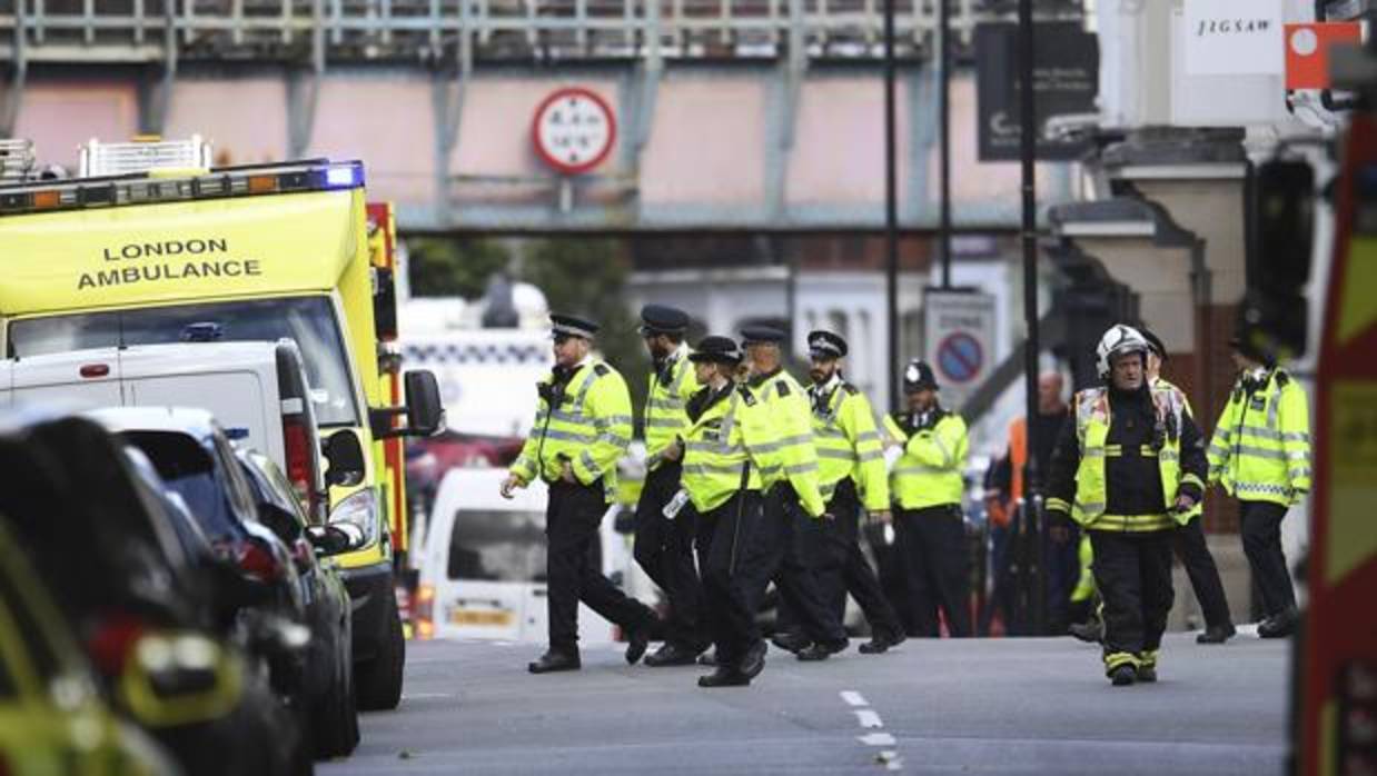 Bomberos y policías caminan junto a la estación de metro Parsons Green en Londres