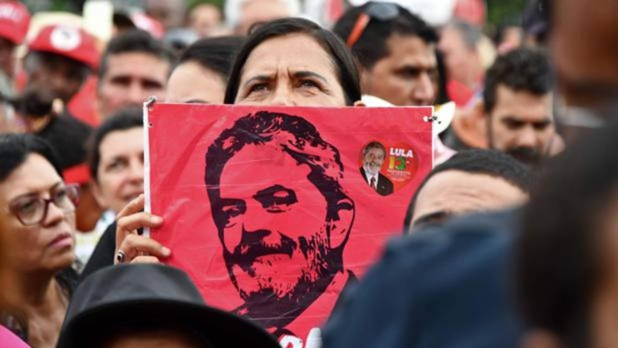 Una partidaria de Lula da Silva sostiene una imagen del expresidente de Brasil