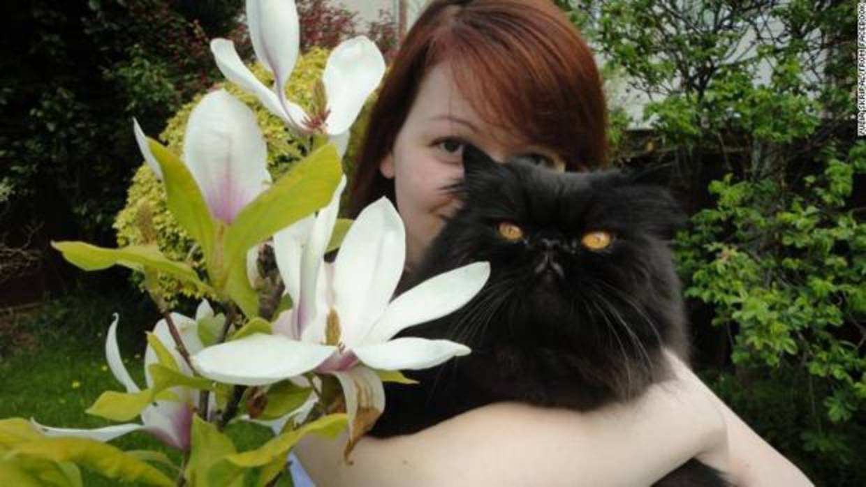 Yulia Skripal, con uno de sus gatos en una foto de su página de Facebook